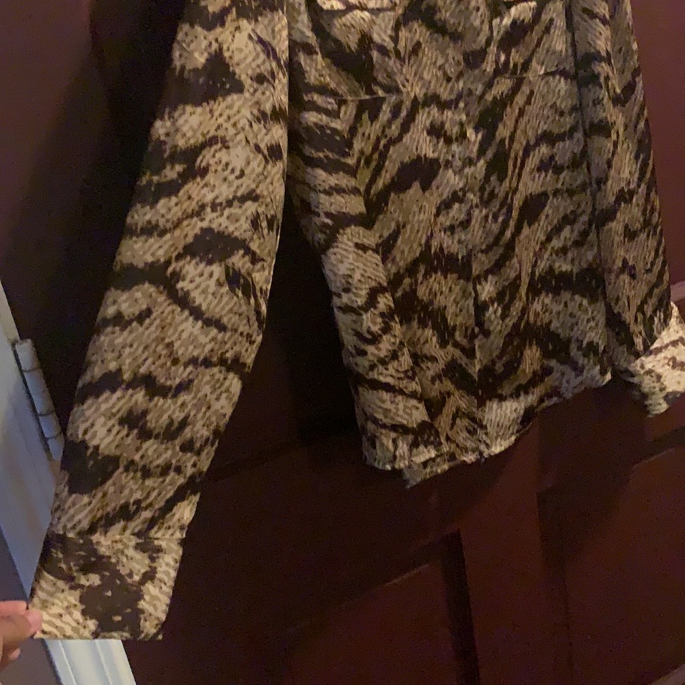 JONES NEW YORK SIGNATURE ANIMAL PRINT BLOUSE (M) - Picture 5 of 9